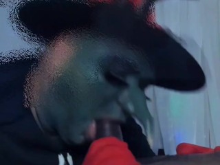 una bruja muy caliente chupando una gran polla y no le cabe en la boca