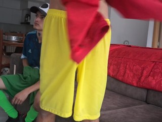 INVITO AL VECINO A VER EL FUTBOL Y TERMIN&Oacute; VIENDO PORNO