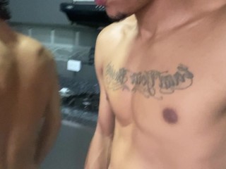 VECINO ME CHUPA EL PENE MIENTRAS FUMO