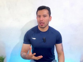 Hombre Cuabano hetero dotado de 25cm permite que masajista de pies le de sexo oral hasta correrse